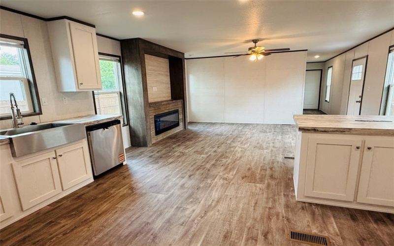 3003 Elmwood Drive, Granbury, TX 76048, 3 Bedrooms Bedrooms, ,2 BathroomsBathrooms,Residential,For Sale,3003 Elmwood Drive,20877208