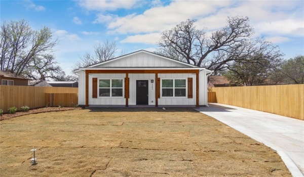 1105 1st Street, Brownwood, TX 76801, 3 Bedrooms Bedrooms, ,2 BathroomsBathrooms,Residential,For Sale,1105 1st Street,20881146