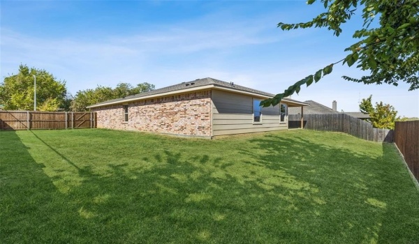 287 Marina Drive, Azle, TX 76020, 4 Bedrooms Bedrooms, ,2 BathroomsBathrooms,Residential,For Sale,287 Marina Drive,20881419