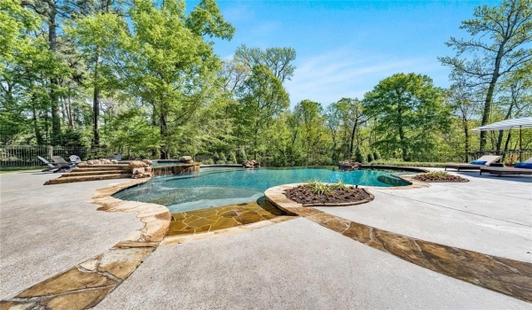 606 W Grande Boulevard, Tyler, TX 75703, 4 Habitaciones Habitaciones , ,6 BañosBaños,Residential,En Venta,606 W Grande Boulevard,20886291