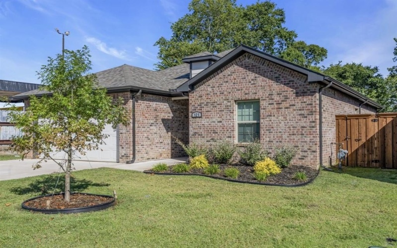 121 W Morton Street, Denison, TX 75021, 3 Bedrooms Bedrooms, ,2 BathroomsBathrooms,Residential,For Sale,121 W Morton Street,20887771