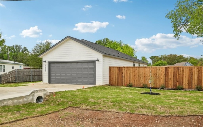 3829 Lands End Court, Granbury, TX 76048, 3 Bedrooms Bedrooms, ,2 BathroomsBathrooms,Residential,For Sale,3829 Lands End Court,20889124