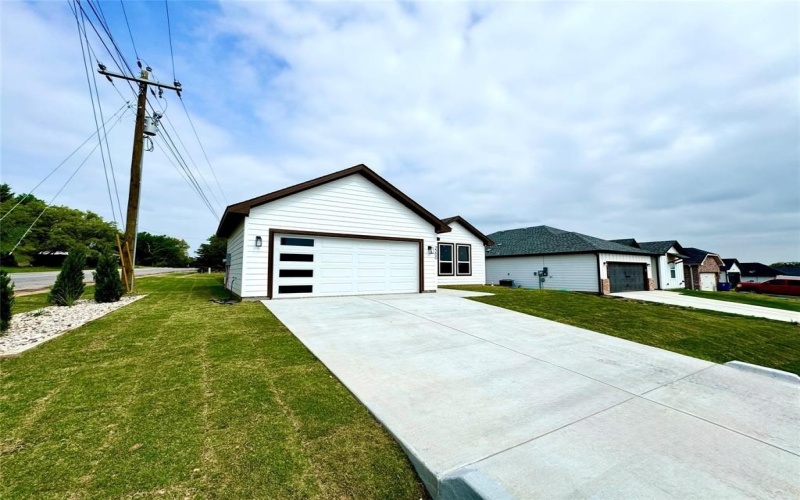 2200 Pedernales Court, Granbury, TX 76048, 3 Bedrooms Bedrooms, ,2 BathroomsBathrooms,Residential,For Sale,2200 Pedernales Court,20889352