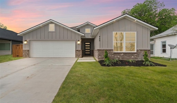 425 E Walnut Street, Hillsboro, TX 76645, 4 Bedrooms Bedrooms, ,2 BathroomsBathrooms,Residential,For Sale,425 E Walnut Street,20890651