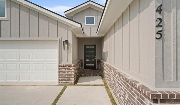 425 E Walnut Street, Hillsboro, TX 76645, 4 Bedrooms Bedrooms, ,2 BathroomsBathrooms,Residential,For Sale,425 E Walnut Street,20890651