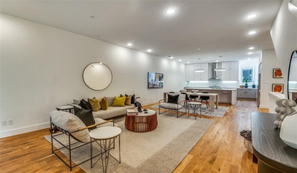 426 W 9th Street #105, Dallas, TX 75208, 3 Habitaciones Habitaciones , ,3 BañosBaños,Residential,En Venta,426 W 9th Street,20890767