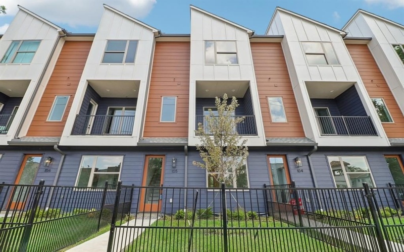 4204 San Jacinto Street #105, Dallas, TX 75204, 3 Habitaciones Habitaciones , ,3 BañosBaños,Residential,En Venta,4204 San Jacinto Street,20893585
