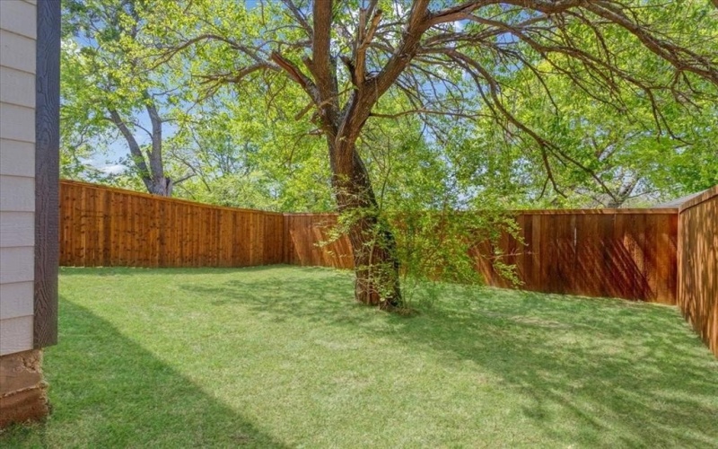 1305-b Mill Street, Gainesville, TX 76240, 2 Bedrooms Bedrooms, ,2 BathroomsBathrooms,Residential Lease,For Rent,1305-b Mill Street,20894100