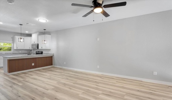 1305-d Mill Street, Gainesville, TX 76240, 2 Bedrooms Bedrooms, ,2 BathroomsBathrooms,Residential Lease,For Rent,1305-d Mill Street,20894113