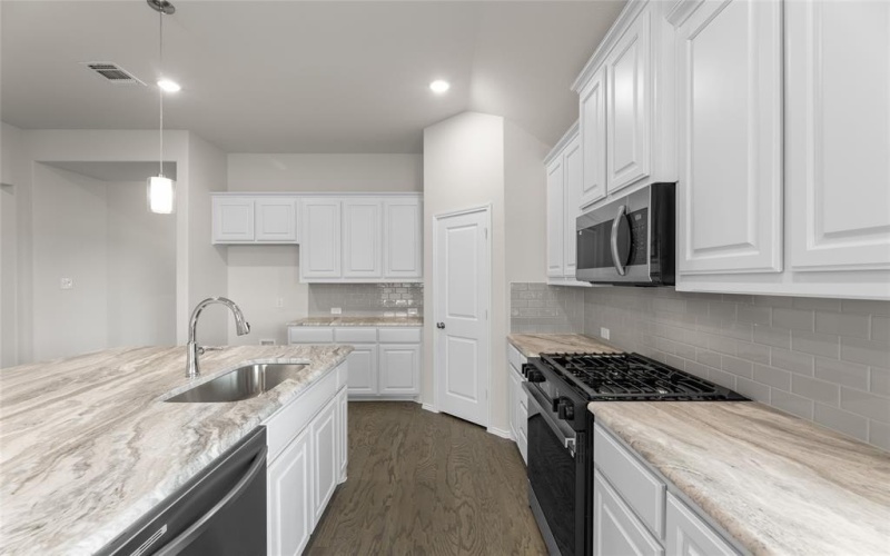 1005 Pineview Lane, Crowley, TX 76036, 3 Bedrooms Bedrooms, ,2 BathroomsBathrooms,Residential,For Sale,1005 Pineview Lane,20895394