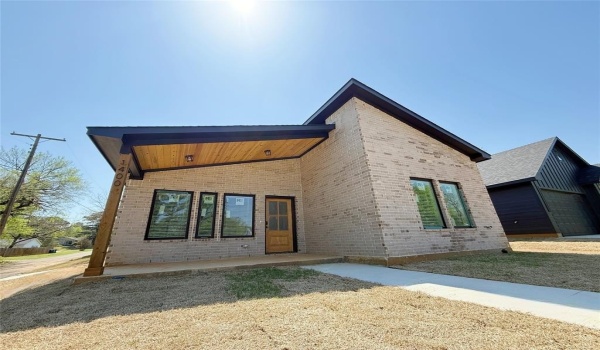 1400 W Morgan Street, Denison, TX 75020, 3 Bedrooms Bedrooms, ,2 BathroomsBathrooms,Residential,For Sale,1400 W Morgan Street,20896763
