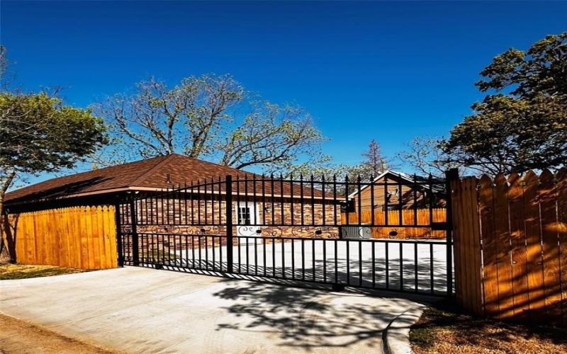 202 Mansfield Road, Cleburne, TX 76031, 3 Bedrooms Bedrooms, ,2 BathroomsBathrooms,Residential,For Sale,202 Mansfield Road,20899715