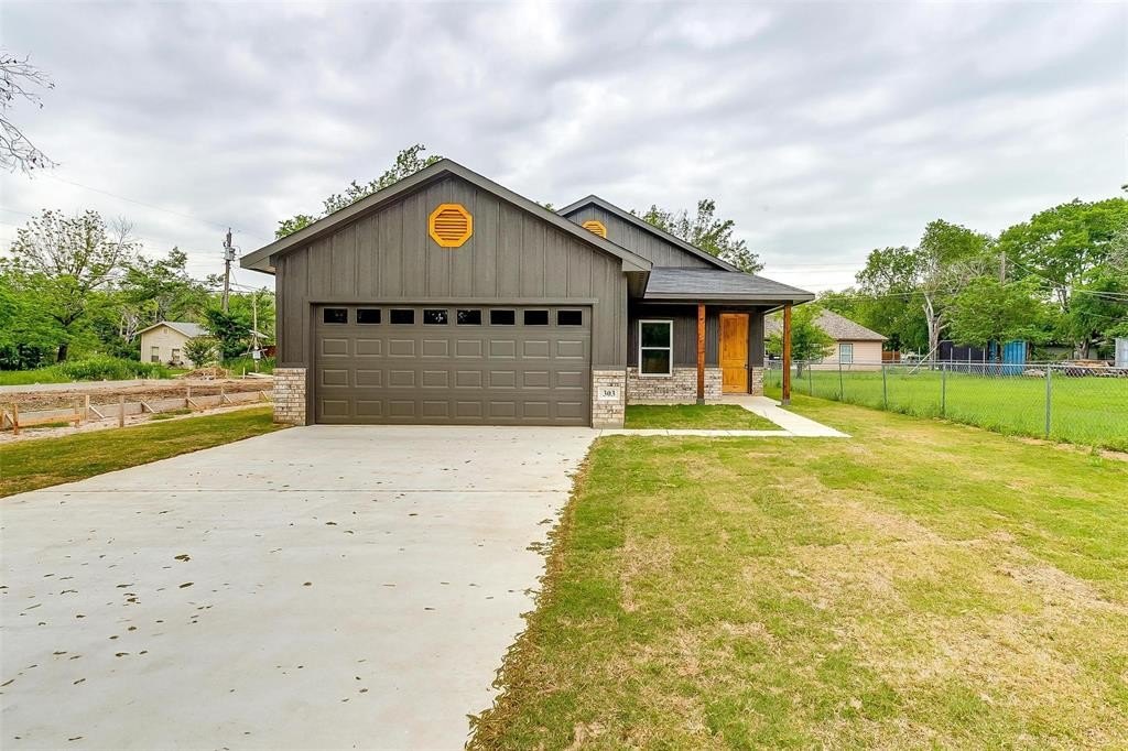 404 Evans Street, Cleburne, TX 76031, 3 Bedrooms Bedrooms, ,2 BathroomsBathrooms,Residential,For Sale,404 Evans Street,20901120