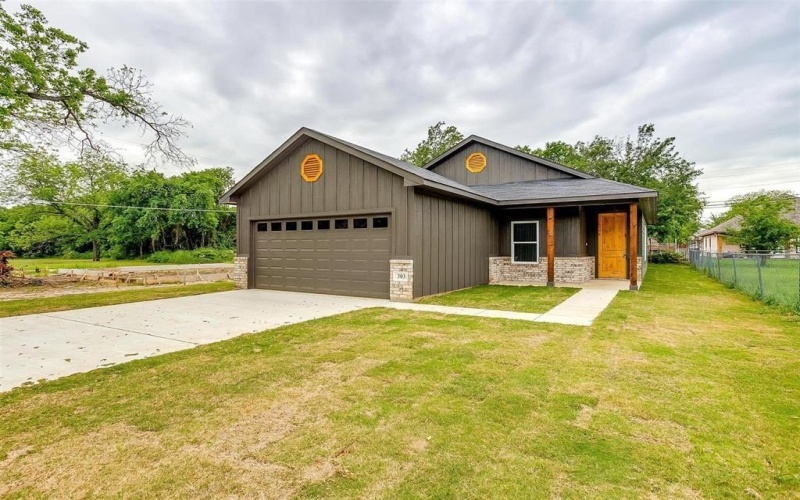 404 Evans Street, Cleburne, TX 76031, 3 Bedrooms Bedrooms, ,2 BathroomsBathrooms,Residential,For Sale,404 Evans Street,20901120
