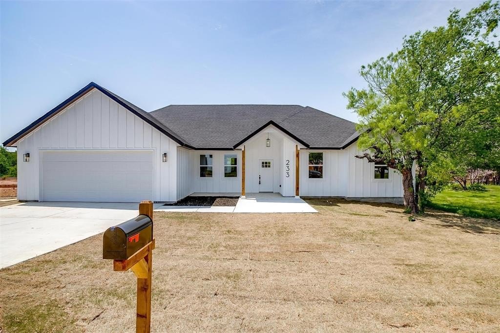 233 Lakeshore Drive, Runaway Bay, TX 76426, 4 Bedrooms Bedrooms, ,2 BathroomsBathrooms,Residential,For Sale,233 Lakeshore Drive,20903148