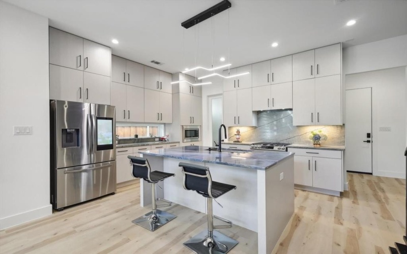 2433 Vagas Street, Dallas, TX 75219, 3 Habitaciones Habitaciones , ,3 BañosBaños,Residential,En Venta,2433 Vagas Street,20909959