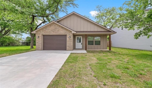 808 W Walker Street, Denison, TX 75020, 3 Bedrooms Bedrooms, ,2 BathroomsBathrooms,Residential Lease,For Rent,808 W Walker Street,20930587
