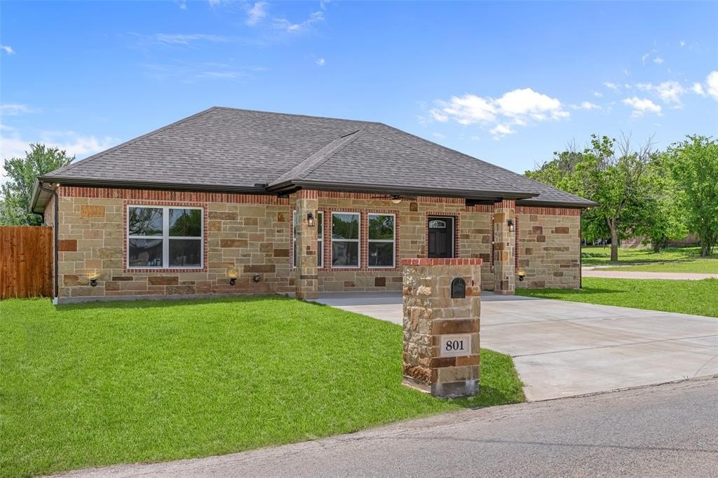 801 Comanche Cove Drive, Granbury, TX 76048, 3 Bedrooms Bedrooms, ,2 BathroomsBathrooms,Residential,For Sale,801 Comanche Cove Drive,20931467