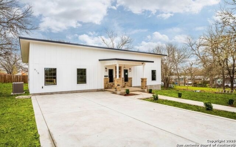 615 S Camp St, Seguin, TX 78155, 3 Bedrooms Bedrooms, ,2 BathroomsBathrooms,Residential,For Sale,615 S Camp St,1849605