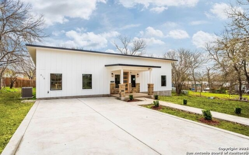 615 S Camp St, Seguin, TX 78155, 3 Bedrooms Bedrooms, ,2 BathroomsBathrooms,Residential,For Sale,615 S Camp St,1849605