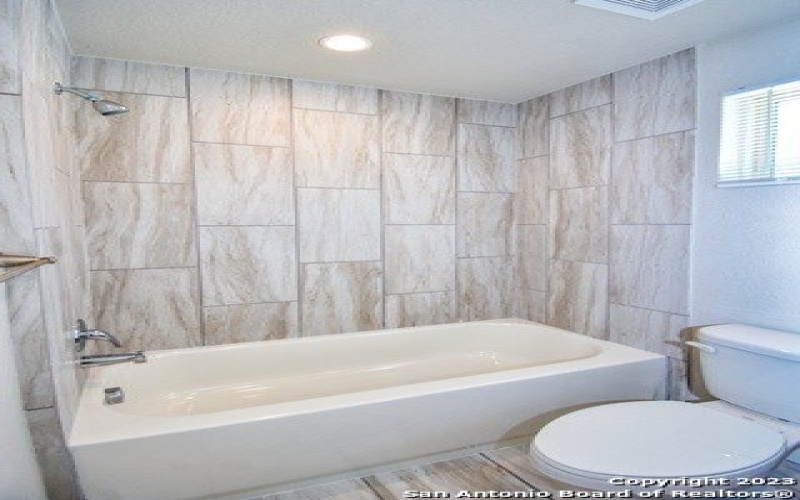 8306 Via Verona, San Antonio, TX 78227, ,8 BañosBaños,Residential Multi Family,En Venta,8306 Via Verona,1854564