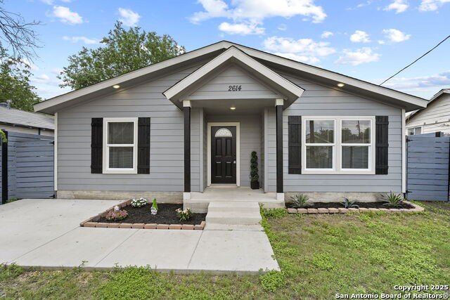 2614 W Poplar, San Antonio, TX 78207, 3 Bedrooms Bedrooms, ,2 BathroomsBathrooms,Residential,For Sale,2614 W Poplar,1863069