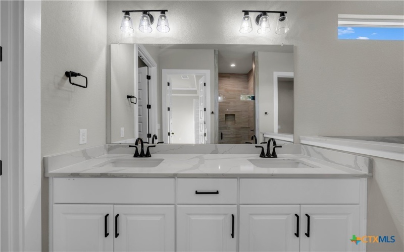 113 Cobblestone Lane, Burnet, TX 78611, 5 Habitaciones Habitaciones , ,2 BañosBaños,Residential,En Venta,113 Cobblestone Lane,565419