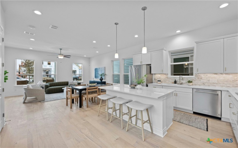 795 N Academy Avenue, New Braunfels, TX 78130, 3 Habitaciones Habitaciones , ,2 BañosBaños,Residential,En Venta,795 N Academy Avenue,569981