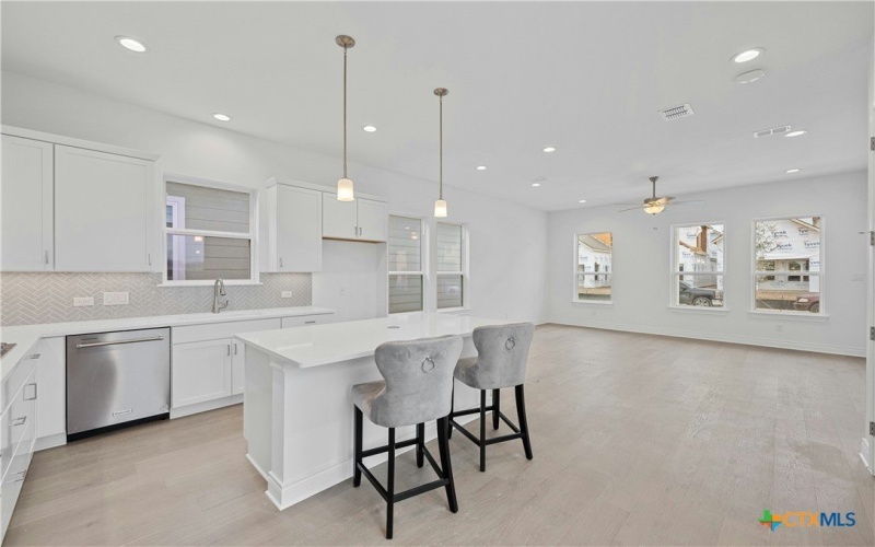 759 N Academy Avenue, New Braunfels, TX 78130, 3 Habitaciones Habitaciones , ,2 BañosBaños,Residential,En Venta,759 N Academy Avenue,570138