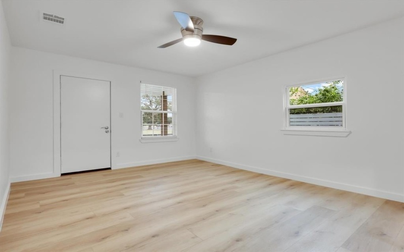 1028 Comal Street, Dallas, TX 75203, 3 Habitaciones Habitaciones , ,2 BañosBaños,Residential,En Venta,1028 Comal Street,20816767