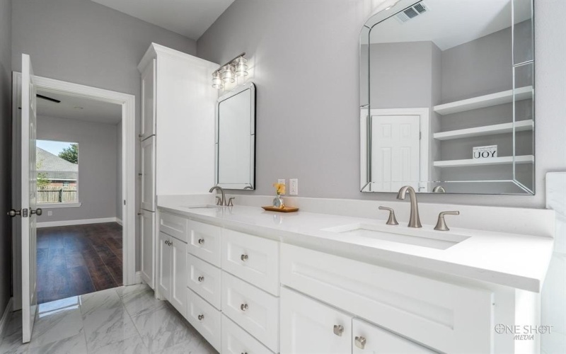 802 Waters Edge Drive, Abilene, TX 79602, 4 Habitaciones Habitaciones , ,3 BañosBaños,Residential,En Venta,802 Waters Edge Drive,20732626