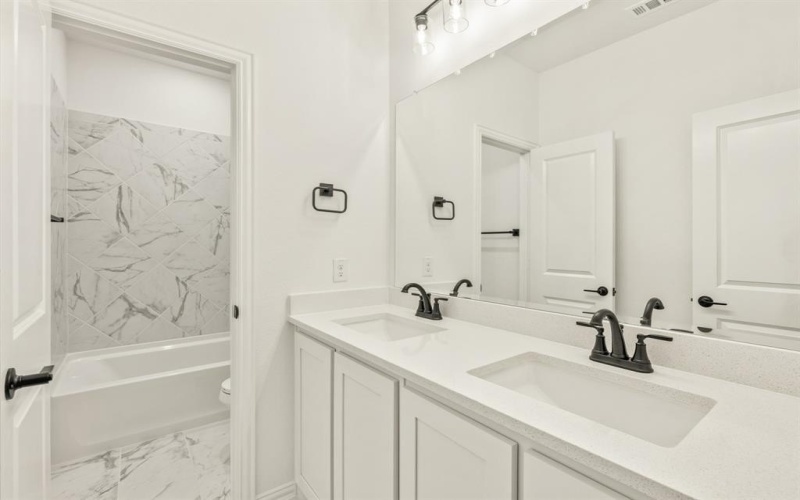 925 Cannes Drive, Red Oak, TX 75154, 4 Habitaciones Habitaciones , ,3 BañosBaños,Residential,En Venta,925 Cannes Drive,20818879