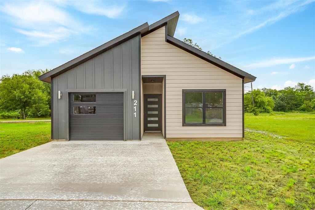 211 N 4th Street, Grandview, TX 76050, 3 Bedrooms Bedrooms, ,2 BathroomsBathrooms,Residential,For Sale,211 N 4th Street,20933472