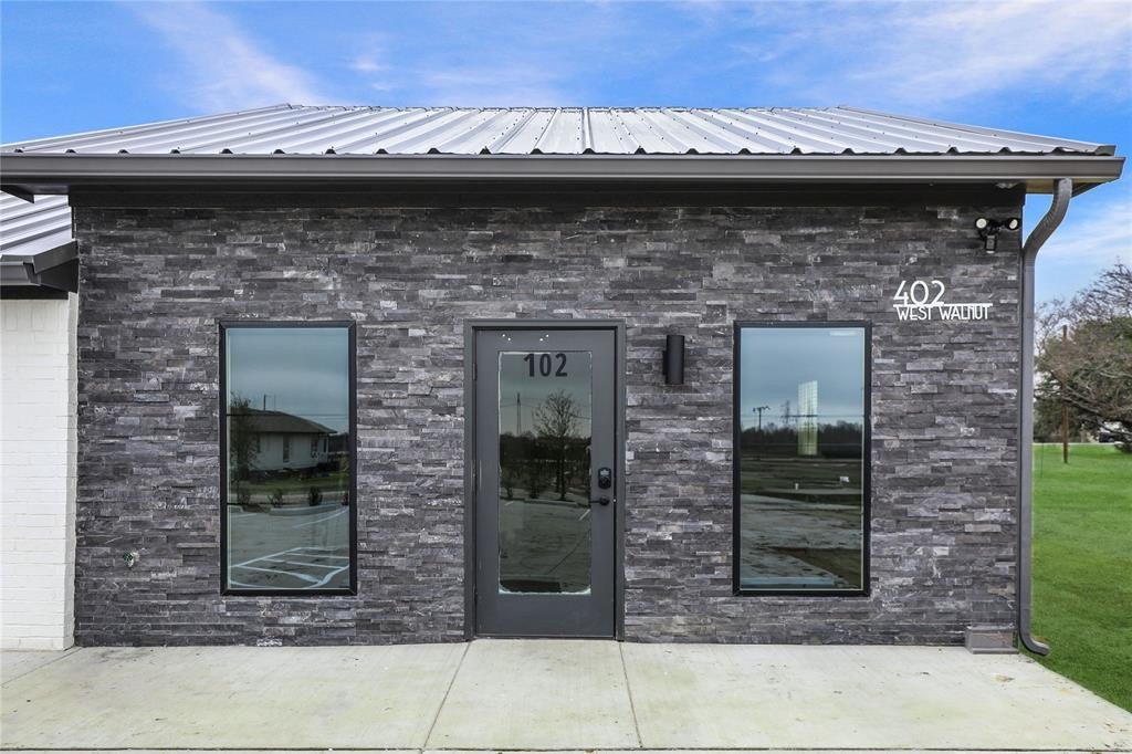402 W Walnut Street #102, Gunter, TX 75058, ,Otro,En Venta,402 W Walnut Street,20926103