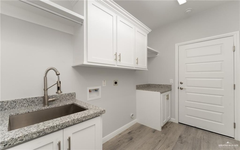 800 Falcon Drive, Rio Grande City, TX 78582, 3 Habitaciones Habitaciones , ,2 BañosBaños,Residential,En Venta,800 Falcon Drive,471319