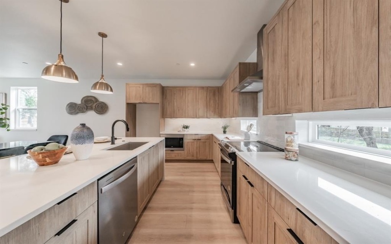 2166 Lovedale Avenue #101, Dallas, TX 75235, 2 Bedrooms Bedrooms, ,2 BathroomsBathrooms,Residential,For Sale,2166 Lovedale Avenue,20919777