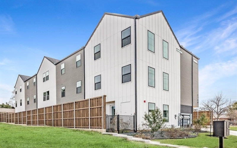 2166 Lovedale Avenue #101, Dallas, TX 75235, 2 Bedrooms Bedrooms, ,2 BathroomsBathrooms,Residential,For Sale,2166 Lovedale Avenue,20919777