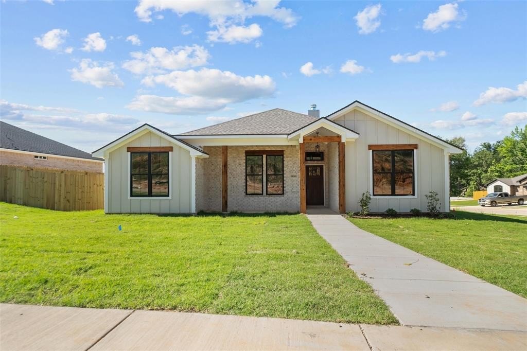 16509 Crossing Circle, Lindale, TX 75771, 4 Bedrooms Bedrooms, ,2 BathroomsBathrooms,Residential,For Sale,16509 Crossing Circle,20934493