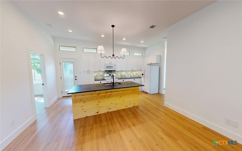 1106 Chestnut Street #B, San Marcos, TX 78666, 3 Bedrooms Bedrooms, ,2 BathroomsBathrooms,Residential Lease,For Rent,1106 Chestnut Street,580015