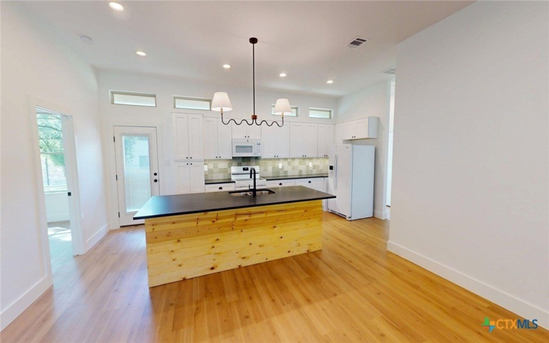 1108 Chestnut Street #B, San Marcos, TX 78666, 3 Habitaciones Habitaciones , ,2 BañosBaños,Residential Lease,En Alquiler,1108 Chestnut Street,580023