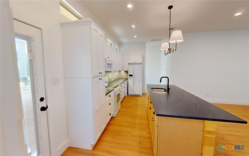 1108 Chestnut Street #B, San Marcos, TX 78666, 3 Habitaciones Habitaciones , ,2 BañosBaños,Residential Lease,En Alquiler,1108 Chestnut Street,580023