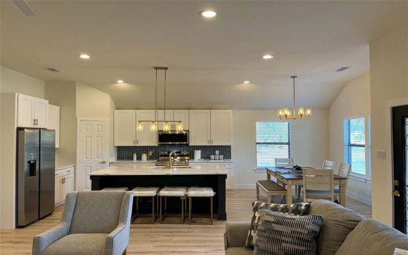 214 E 15th Avenue, Corsicana, TX 75110, 4 Habitaciones Habitaciones , ,2 BañosBaños,Residential,En Venta,214 E 15th Avenue,20742901