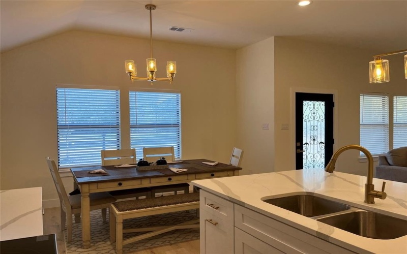 214 E 15th Avenue, Corsicana, TX 75110, 4 Habitaciones Habitaciones , ,2 BañosBaños,Residential,En Venta,214 E 15th Avenue,20742901