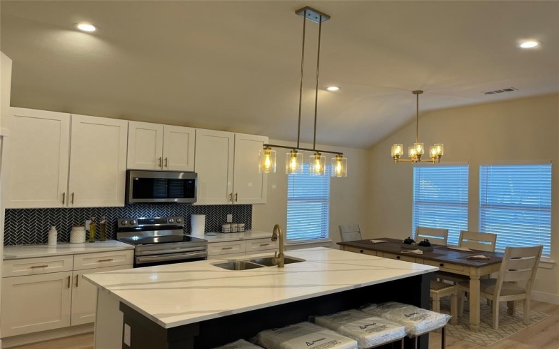 214 E 15th Avenue, Corsicana, TX 75110, 4 Habitaciones Habitaciones , ,2 BañosBaños,Residential,En Venta,214 E 15th Avenue,20742901
