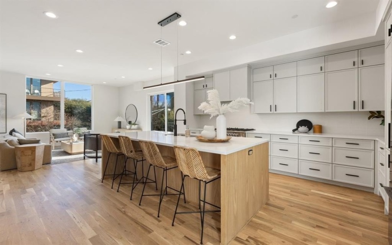4330 Dickason Avenue #102, Dallas, TX 75219, 3 Bedrooms Bedrooms, ,3 BathroomsBathrooms,Residential,For Sale,4330 Dickason Avenue,20835301