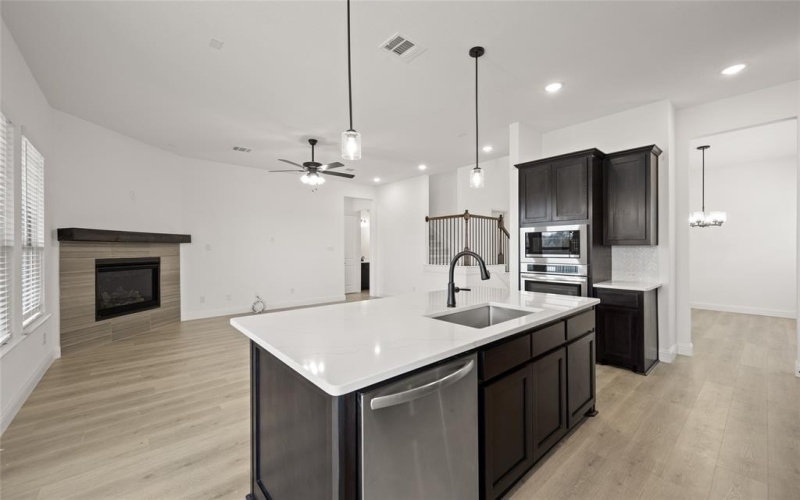 208 Allegheny Drive, Burleson, TX 76028, 5 Habitaciones Habitaciones , ,3 BañosBaños,Residential,En Venta,208 Allegheny Drive,20896963