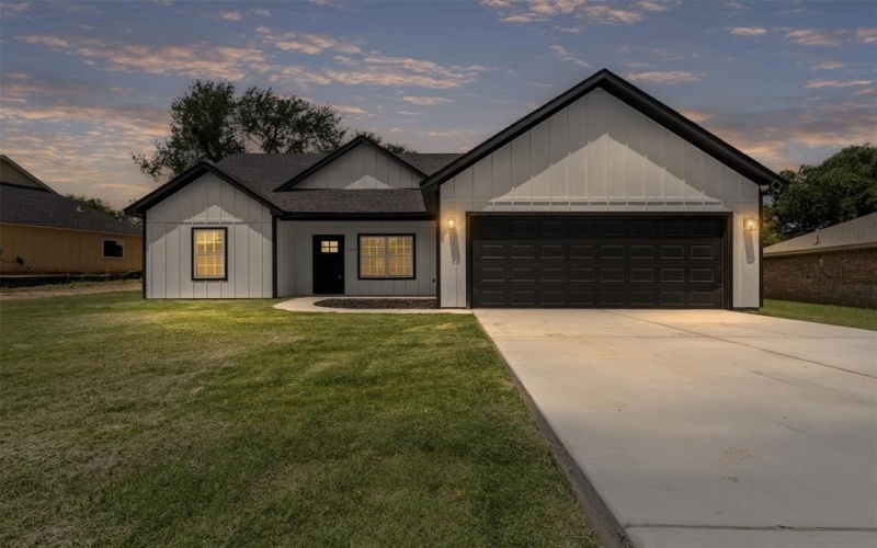1612 Cheyenne Trail, Granbury, TX 76048, 3 Bedrooms Bedrooms, ,2 BathroomsBathrooms,Residential,For Sale,1612 Cheyenne Trail,20935910