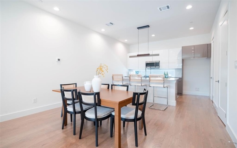 4517 Munger Avenue #104, Dallas, TX 75204, 2 Bedrooms Bedrooms, ,2 BathroomsBathrooms,Residential,For Sale,4517 Munger Avenue,20934226