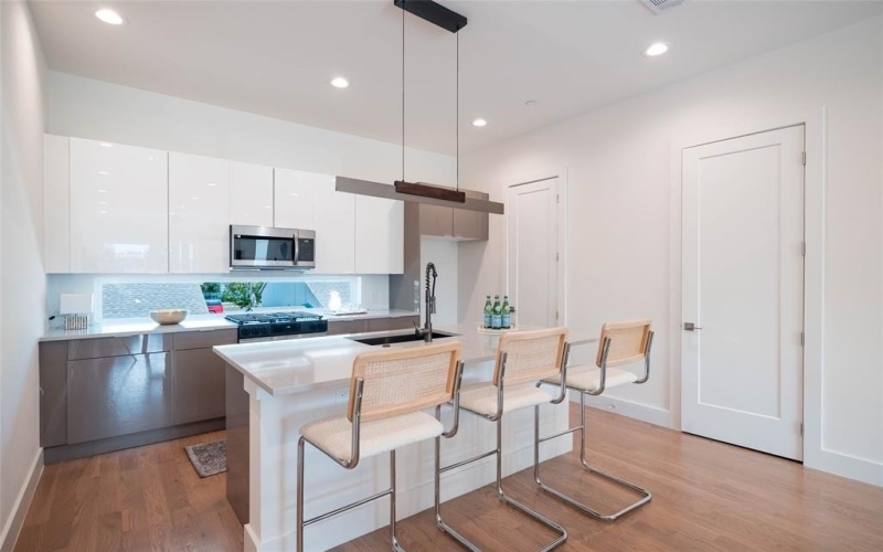 4517 Munger Avenue #104, Dallas, TX 75204, 2 Bedrooms Bedrooms, ,2 BathroomsBathrooms,Residential,For Sale,4517 Munger Avenue,20934226