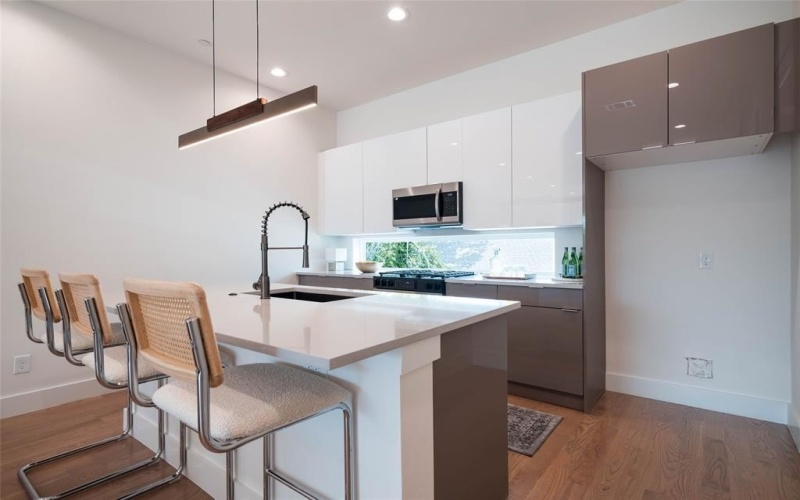 4517 Munger Avenue #104, Dallas, TX 75204, 2 Bedrooms Bedrooms, ,2 BathroomsBathrooms,Residential,For Sale,4517 Munger Avenue,20934226